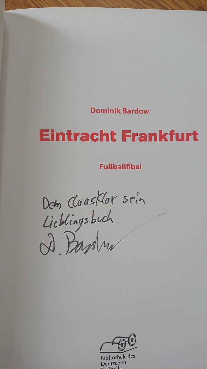 ClaaasKlar's tweet photo. Tolle Lesung, schönes Buch und beste Widmung:
Dem Class Klar sein Lieblingsbuch
😂
#EintrachtFrankfurt #Fußballfibel #SGE #forzaSGE
@dbardow https://t.co/CIsltdskVh