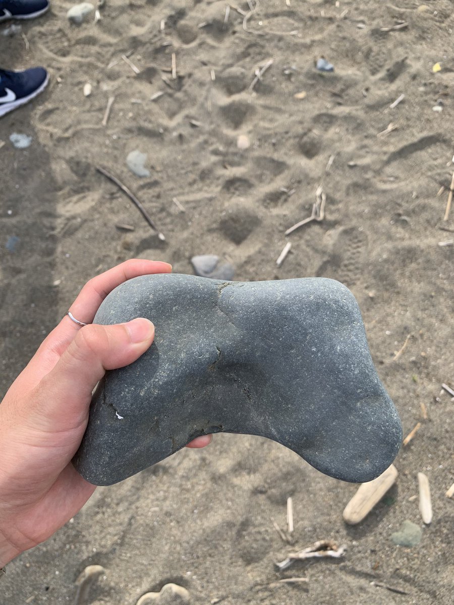 elpaquito_2's tweet photo. Arqueólogos encuentran el primer mando de Play Station de la historia de la humanidad. https://t.co/D76eZzFobX