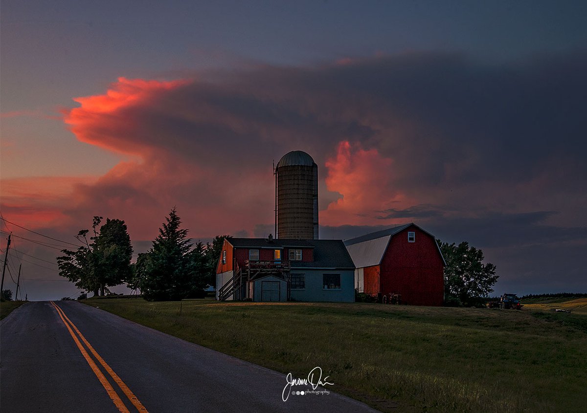 Last night's sunset in Penfield NY <a href="/StormHour/">#StormHour</a> <a href="/john_kucko/">John Kucko</a> <a href="/WHEC_SPensgen/">Stacey Pensgen</a>