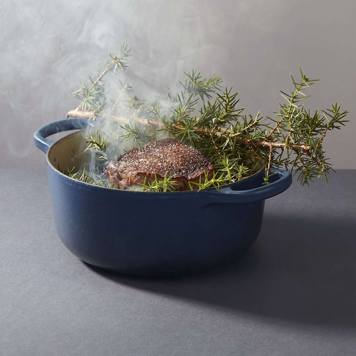 jeansulpice's tweet image. 🍴 Bœuf fumé au bois de genièvre.

Un vrai souvenir d'enfance. Avec le bois de Genièvre j'ai cherché à transmettre ce parfum de montagne dans une viande rouge. La cuisson en cocotte permet au bœuf d'absorber l'humidité des plantes 🌱 

#Gastronomie #GuideMichelin #GaultetMillau