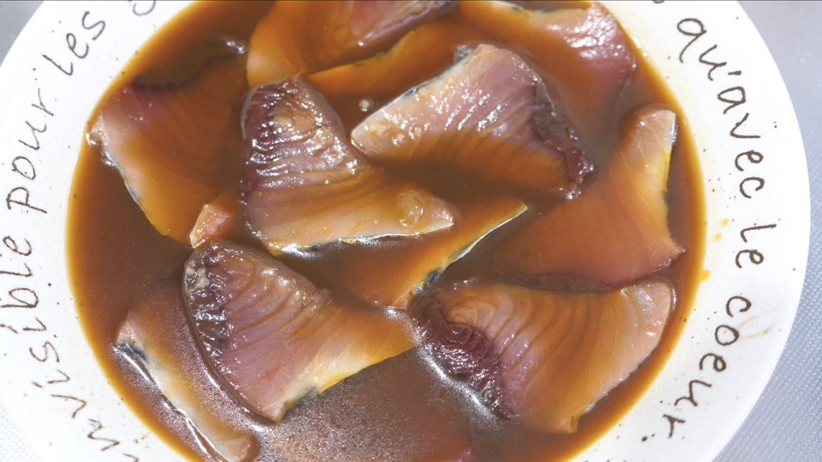 おっくん 宅飲みグルメ 今が旬の 初鰹 そのままでももちろん美味いのですが 卵黄醤油 に漬けると最高にウマい 醤油 大さじ2 みりん 大さじ1 麺つゆ 大さじ1 ニンニクチューブ 1cm 卵黄 2個 の中にカツオのお刺身を入れて30分 カツオの旨味 おっくん 宅飲みグルメ 今が旬の 初鰹 そのままでももちろん美味いのですが 卵黄醤油 に漬けると最高にウマい 醤油 大さじ2 みりん 大さじ1 麺つゆ 大さじ1 ニンニクチューブ 1cm 卵黄 2個 の中にカツオのお刺身を入れて30分 カツオの旨味