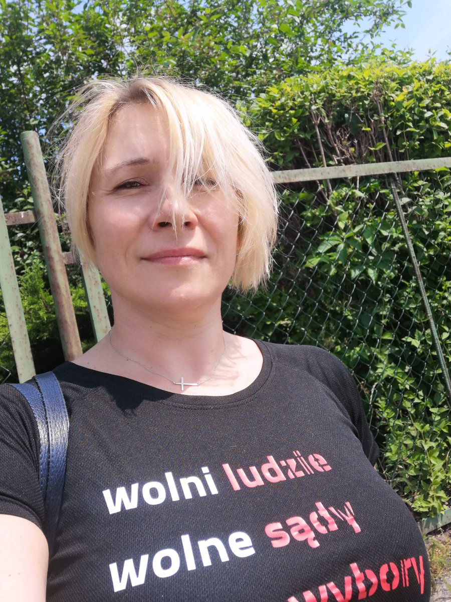Zabudowska's tweet photo. Dowiedziałam się właśnie w komisji wyborczej, że mam na koszulce slogany polityczne. Świat zwariował.
Zagłosować pozwolili w każdym razie.. https://t.co/0Ejq15krHq