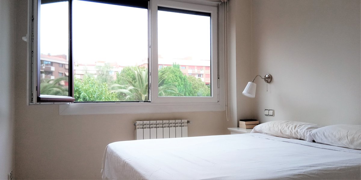 #SeAlquila piso exterior con #piscina, plaza de #garaje y trastero en #UrbanizaciónMontevalle IV en #Mirasierra. Dos dormitorios y dos baños. Aire acondicionado y #terraza. Sin amueblar. Cocina equipada. Ideal. idealista.com/inmueble/90088… #Madrid #Inmobiliaria #Fuencarral #ElPardo