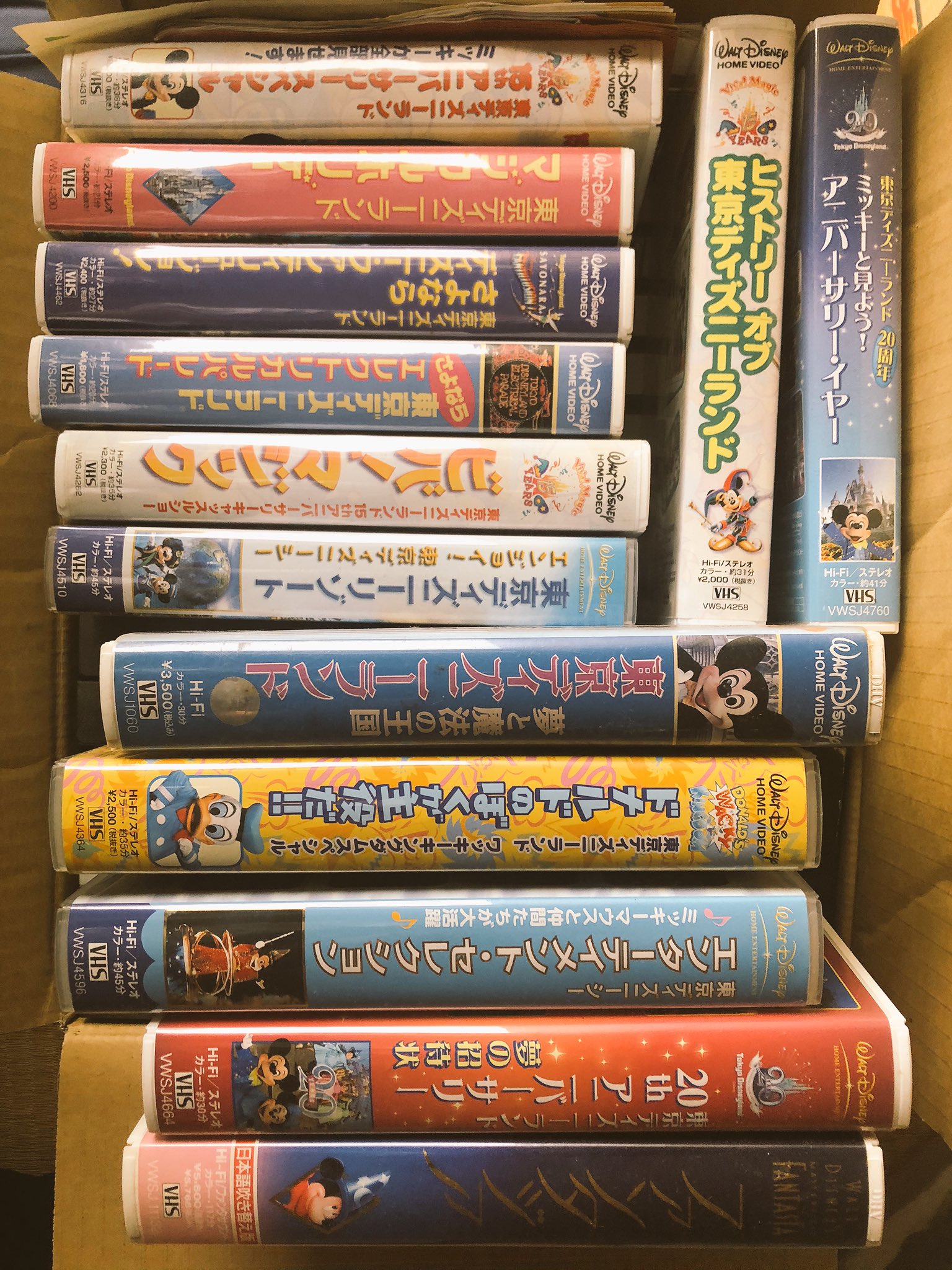 幸せ猫 整体師 2月整骨院勤務 父さんの荷物から昔のパークのvhsがでてきた 夢と魔法の王国東京ディズニーランドのビデオなんて小さい頃何十回ってみたな Dvd化されてないのもあるかな Tdr History T Co P6fxjhxtqx Twitter