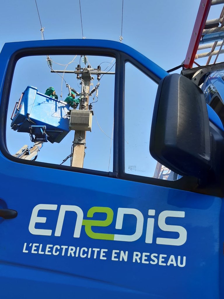JuliaTaccoen's tweet photo. Observer avant d'agir : lors d'une intervention sur un transformateur, nos techniciens @enedis_LR ont remarqué la présence d'une ruche. Grâce à ce temps d'observation préalable, des équipements spécifiques ont été mis pour réaliser cette opération #aude #securite #servicepublic https://t.co/NztbEyurt7