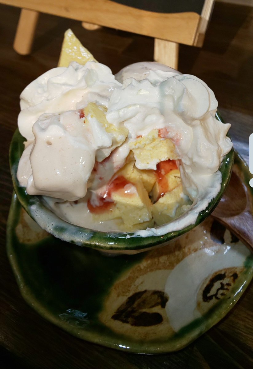 St なにはともあれ落ち着こう パフェの日 なので カフェモフリー さんの しつこくないけどしっかり甘い パフェと それに合う高級茶葉を使った薫り豊かなストレート アイス ダージリンティーを紹介 日本紅茶協会 おいしい紅茶の店 認定