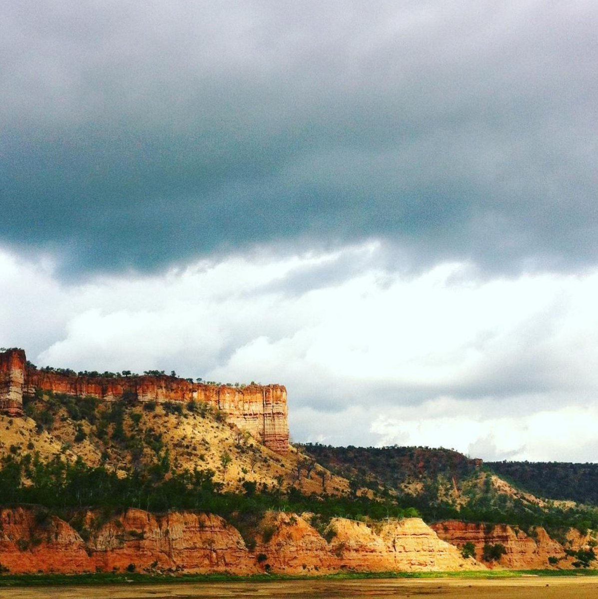 tourismzimbabwe's tweet photo. The sun kissed #ChilojoCliffs!
#GonarezhouNP 
#VisitGonarezhouNP
#TravelTomorrow #VisitZimbabweTomorrow 
📸 #Africatvl #Asani_Travel #Menseselense #jonhstevenssafsris https://t.co/gBnHowSRjC