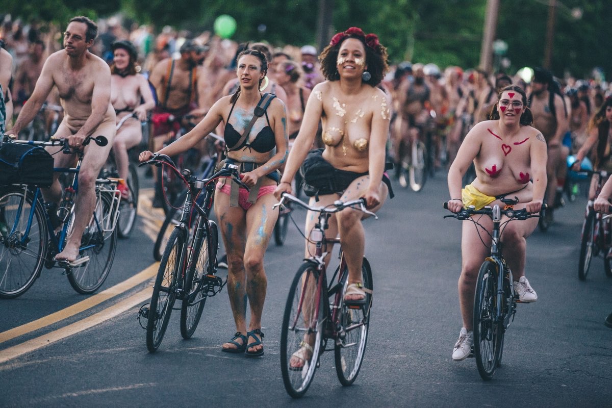 У нас сегодня проехались Portland World Naked Bikers, я видел три группы, в...