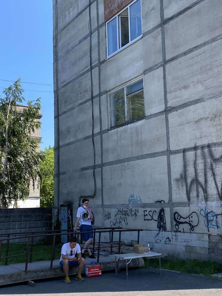 Лохотрон за пожизненное правление Путина в Гатчине. Раньше с таких столиков продавали китайский ширпотреб, теперь продают будущее.
Photo by <a href="/annavellikok/">Велик</a>