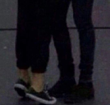 "Louis on his toes kissing Harry"Yeah okay