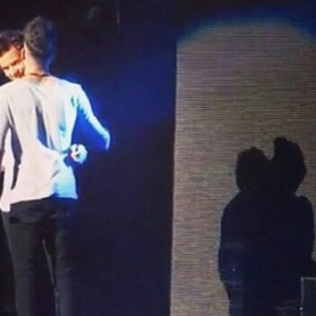 Louis and Harry kissing onstage?Nope it& #39;s just Zayn whispering to Harry