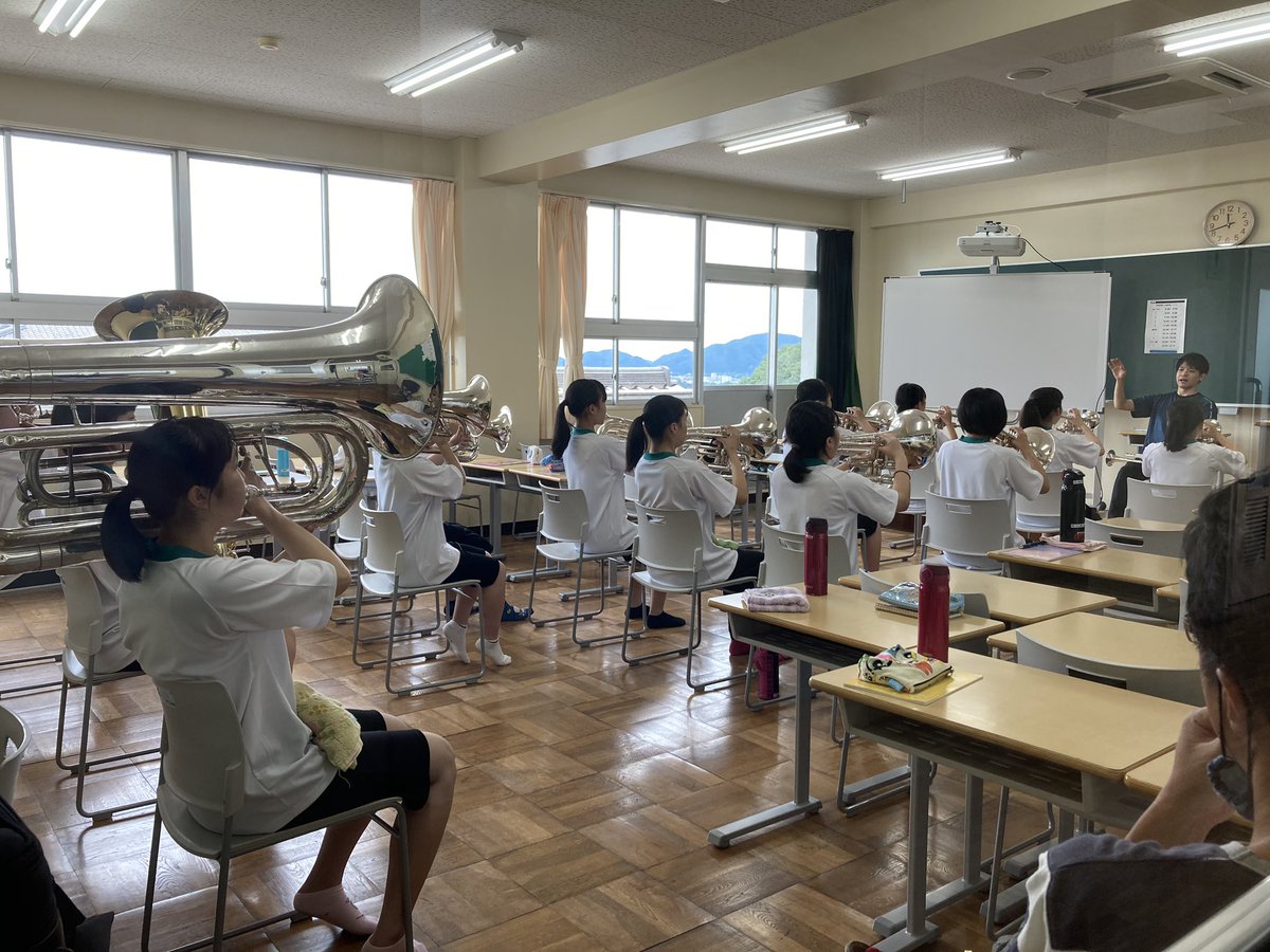 休校が開け、部活が再開して2週間が経ちました。
昨日新入部員28名のパートが発表されました！例年に比べて体験期間が短くはありましたが、明日から新入部員も本格的に練習開始です！
昨日はリズム練習、今日は音出し練習をしました！