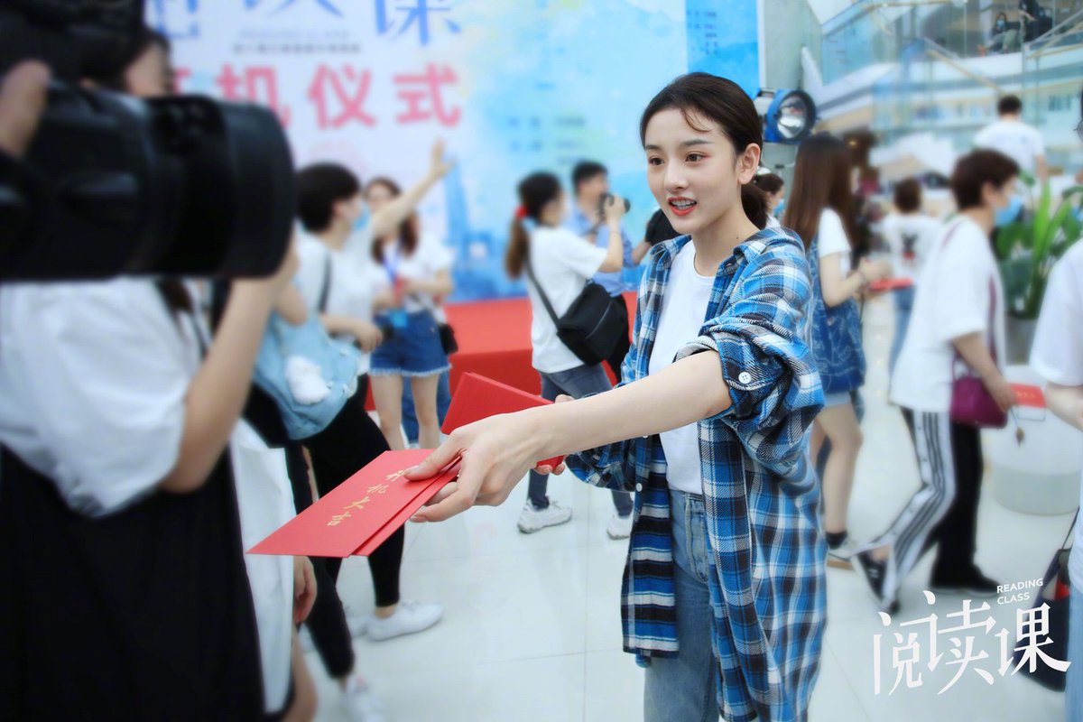 dramapotatoe's tweet image. Sweet romance drama #ReadingClass holds filming ceremony today with #SongZuer, #HouMinghao, #SunJian, &amp;amp; #ChenBing. Story tells of a bookworm who helps tutor a celebrity to keep his “good student” image for a cultural reality show

#阅读课 #lareinasong #neohou