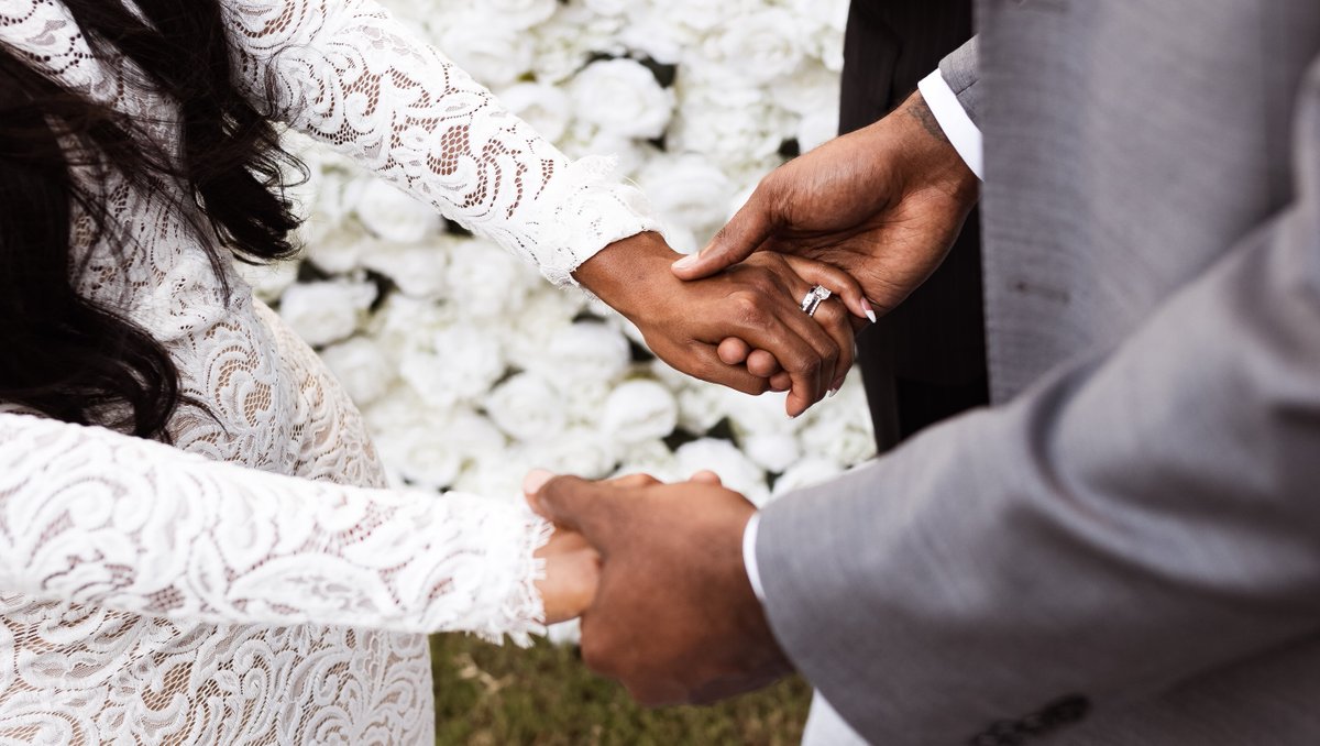 Graceloveslace's tweet photo. #GLLBride @jalisaevaughn in our Orla gown that she chose the morning of her COVID-19 wedding that was planned in 5 days!
⁠⠀⁠⠀
Read it all on the real weddings blog now- https://t.co/OPwWmgEnGG
⁠⠀
Photos by: @marricaevans
⁠⠀
#GraceLovesLace https://t.co/3BYvn5yZAQ