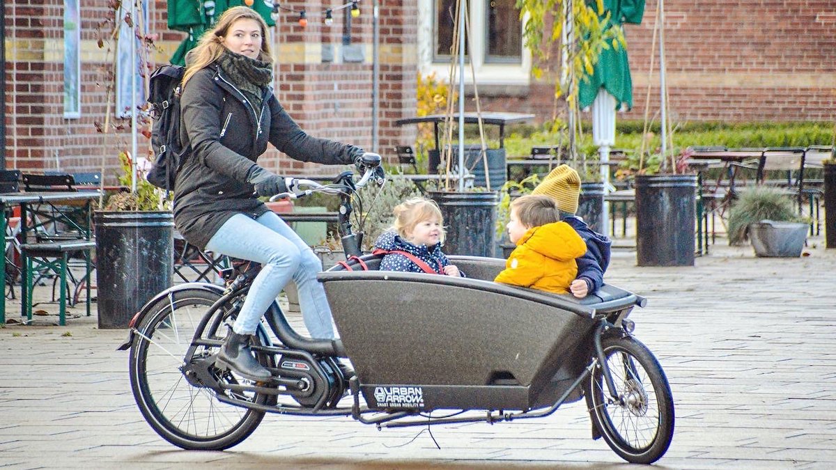 Cycling_Embassy's tweet photo. In the Netherlands, cargo bikes are a common feature of the school run, and cycle paths can already accommodate their width.

A study has shown a bike using cycle lanes can complete a trip within Amsterdam six times quicker than a vehicle using the roads.

https://t.co/jv7S0xYffQ https://t.co/d0BOB8PuVf