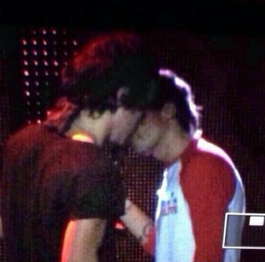 Louis and Harry kissing onstage PART 2People claim Louis and Harry are kissing in this picture, when they’re simply walking past each other, which you can see by the orientation of their legs. The crop and angle of the picture just makes it seem like they’re kissing