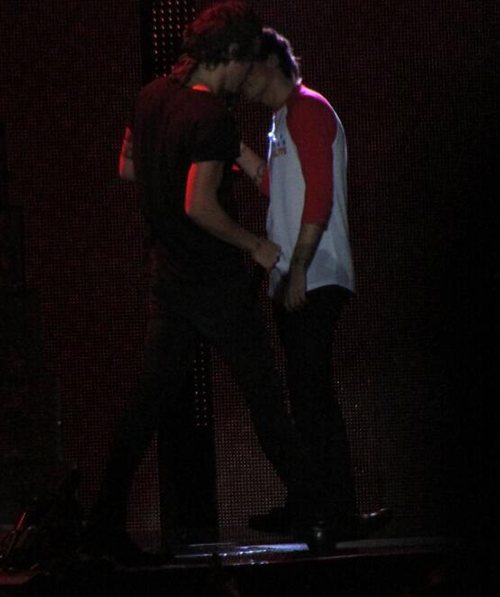 Louis and Harry kissing onstage PART 2People claim Louis and Harry are kissing in this picture, when they’re simply walking past each other, which you can see by the orientation of their legs. The crop and angle of the picture just makes it seem like they’re kissing