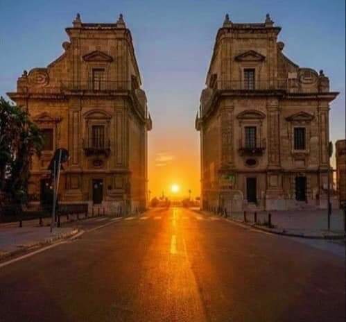 La Porta del Sole. Ogni anno a Palermo, durante il periodo che precede l'inizio dell'estate, il sole sorge in corrispondenza di Porta Felice e l'asse del Cassaro.