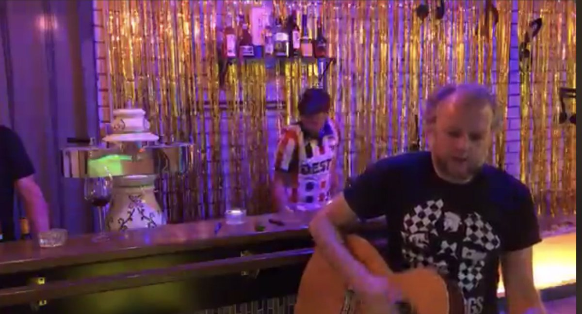 Goed om te zien dat de Tilburgse leden van The Kik ook gewoon representeren tijdens hun livestreams.