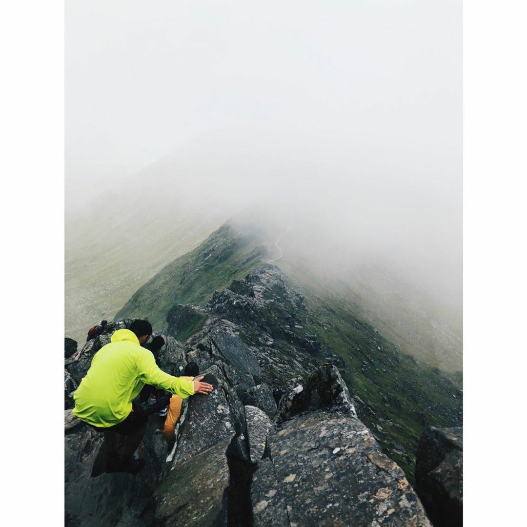 SimonHall12's tweet photo. Spamming this everywhere because it was fucking surreal. #hellvellyn #stridingedge #swirraledge https://t.co/tUjezCAM18