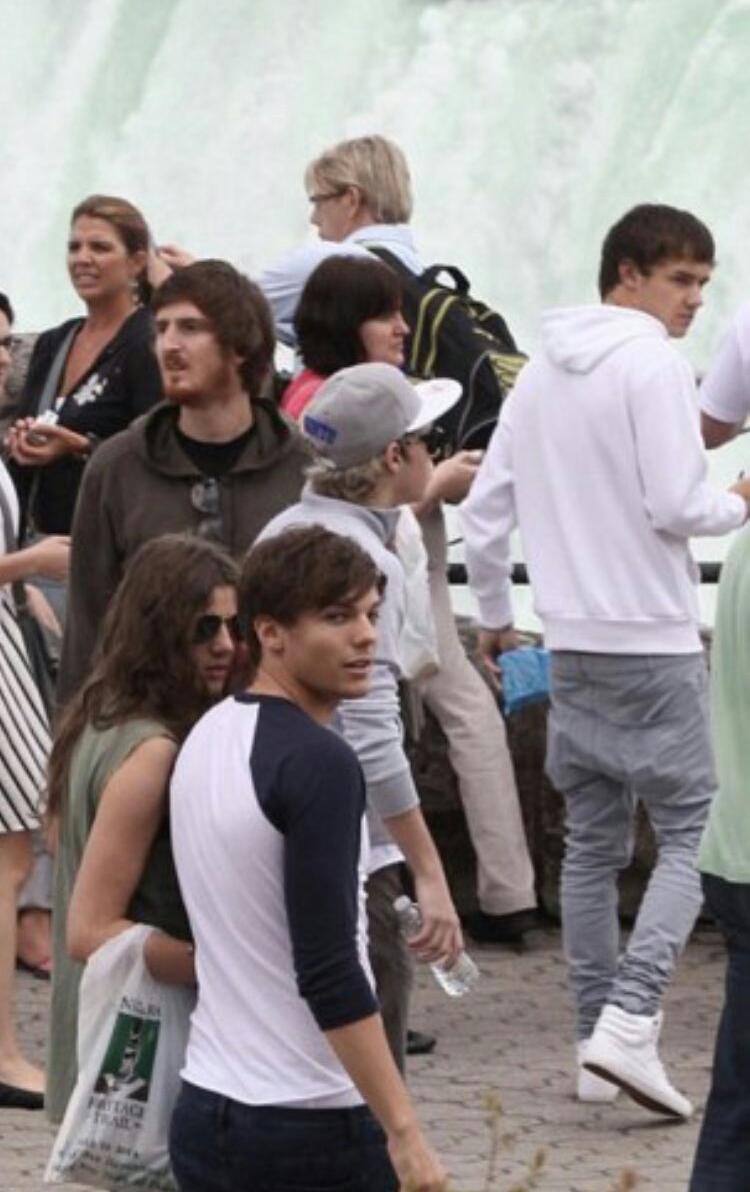 Not really about Larry but I& #39;ve seen this going around again and it& #39;s infuriating.Because first Liam is literally with them in the picture, and early that day Louis and Eleanor were seen in those exact outfits.