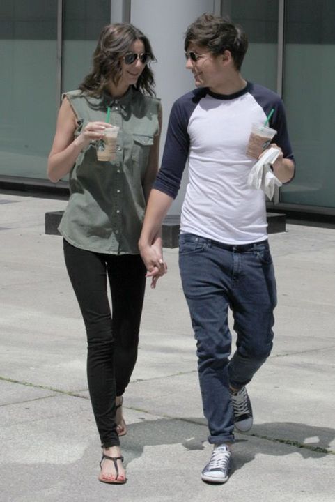 Not really about Larry but I& #39;ve seen this going around again and it& #39;s infuriating.Because first Liam is literally with them in the picture, and early that day Louis and Eleanor were seen in those exact outfits.