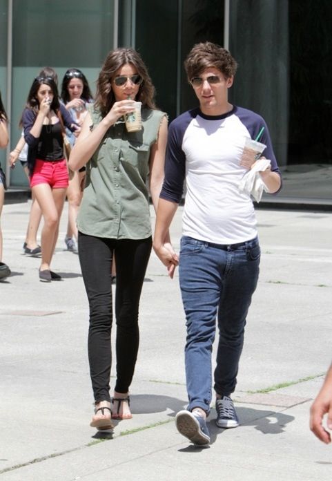 Not really about Larry but I& #39;ve seen this going around again and it& #39;s infuriating.Because first Liam is literally with them in the picture, and early that day Louis and Eleanor were seen in those exact outfits.