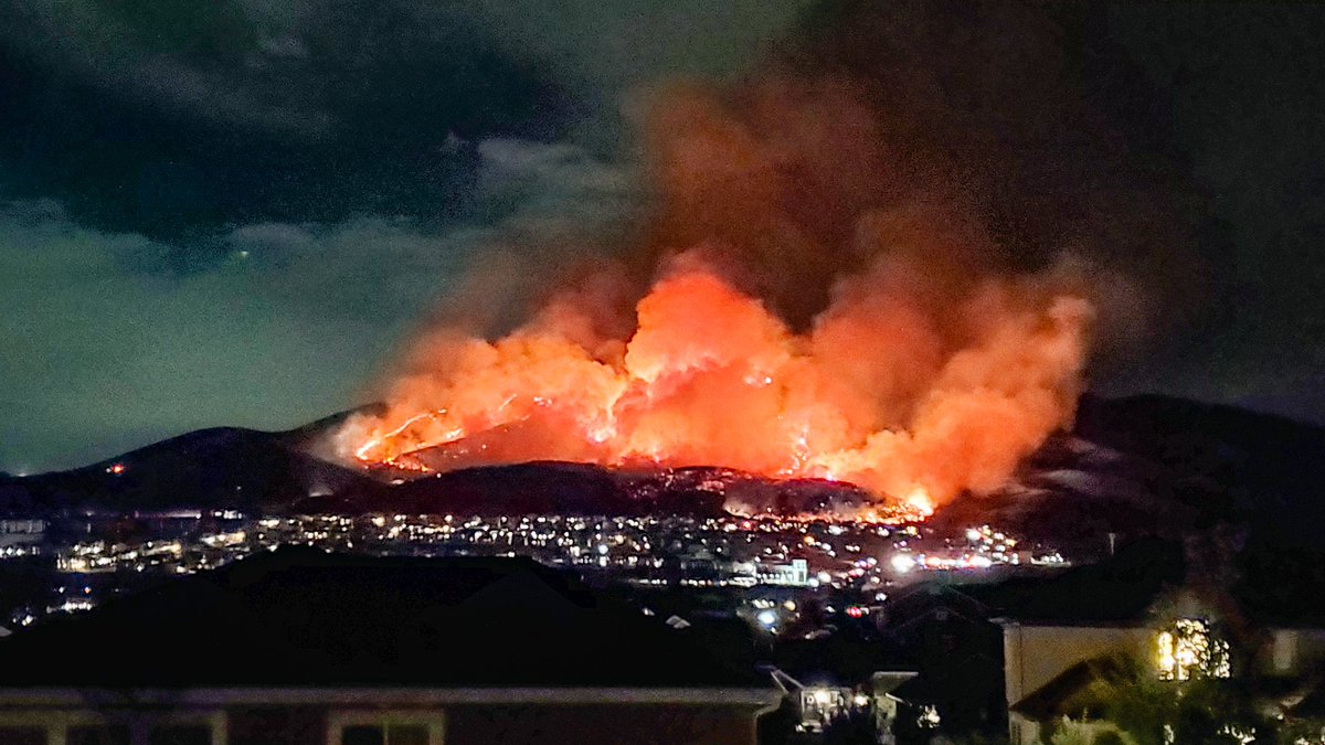 1:30am update. Winds are basically non-existent. Sky is clearing up, so no more rain looks like. Firefighters must be doing a hell of a job to keep those houses safe.  #wildfire  #Lehi  #BushFire