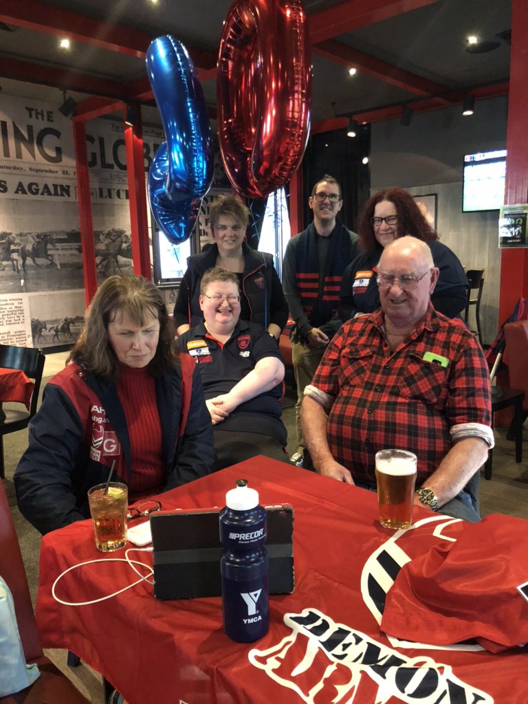 DeeArmy's tweet photo. Thanks for having us @Sporting_Globe Richmond today for a bit of deecheer. 
We’ve set ourselves up for a big final 10mins C’mon Dees! 
#godees https://t.co/5AE5WQ0Kkm