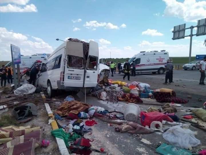 beka_seyhan's tweet photo. Şanlı Urfadan konyaya tarım işçisi olarak çalışmaya giden münibüs tırla çarpışarak kaza yapmıştır aynı ailede olan 6 kişi hayatını kayıp eti ve 12 kişide yaralandı  rahmet edenlere allahtan rahmet diliyorum yaralılarıda allah acil şifalar versin   SEYHAN ILÇE BAŞKANI MESUT AKAR🙏 https://t.co/k5p16CisFZ