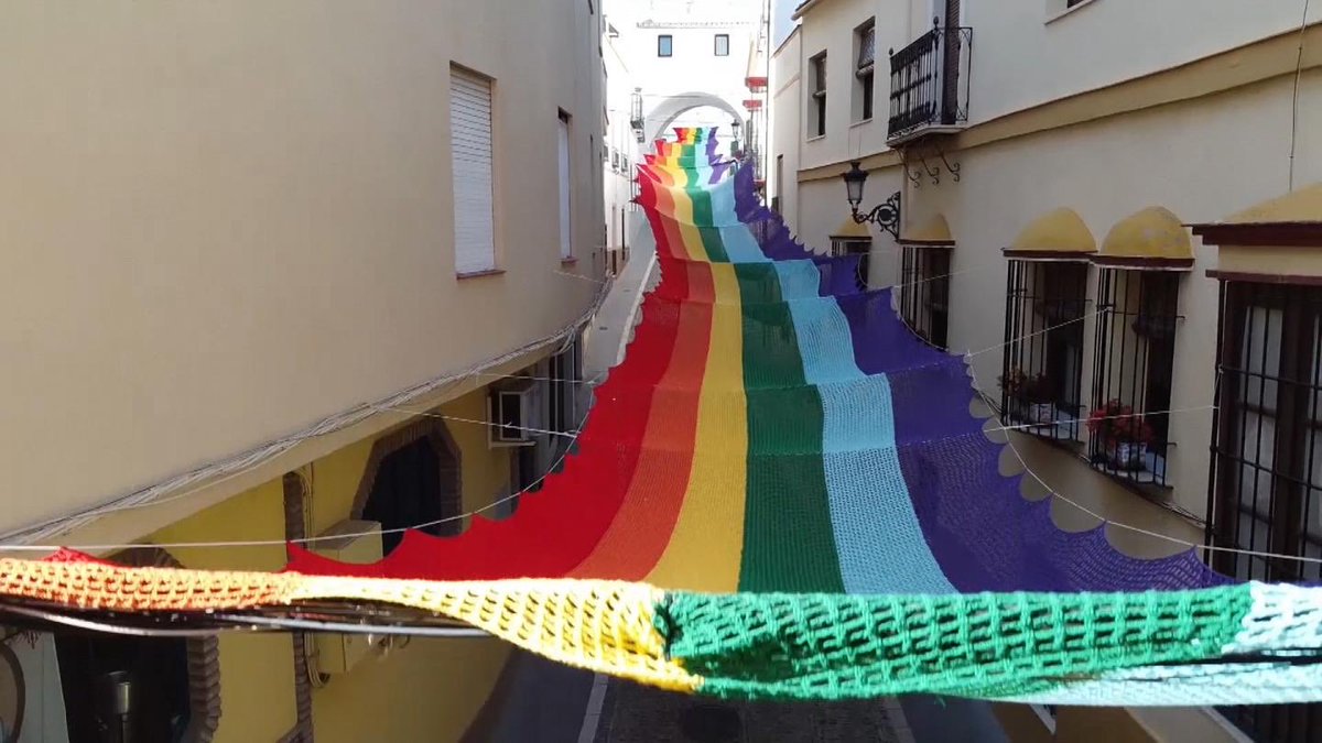 micheledelaunay's tweet image. Quand des femmes d’un village espagnol réalisent au crochet un gigantesque étendard pour célébrer les personnes LGBT.