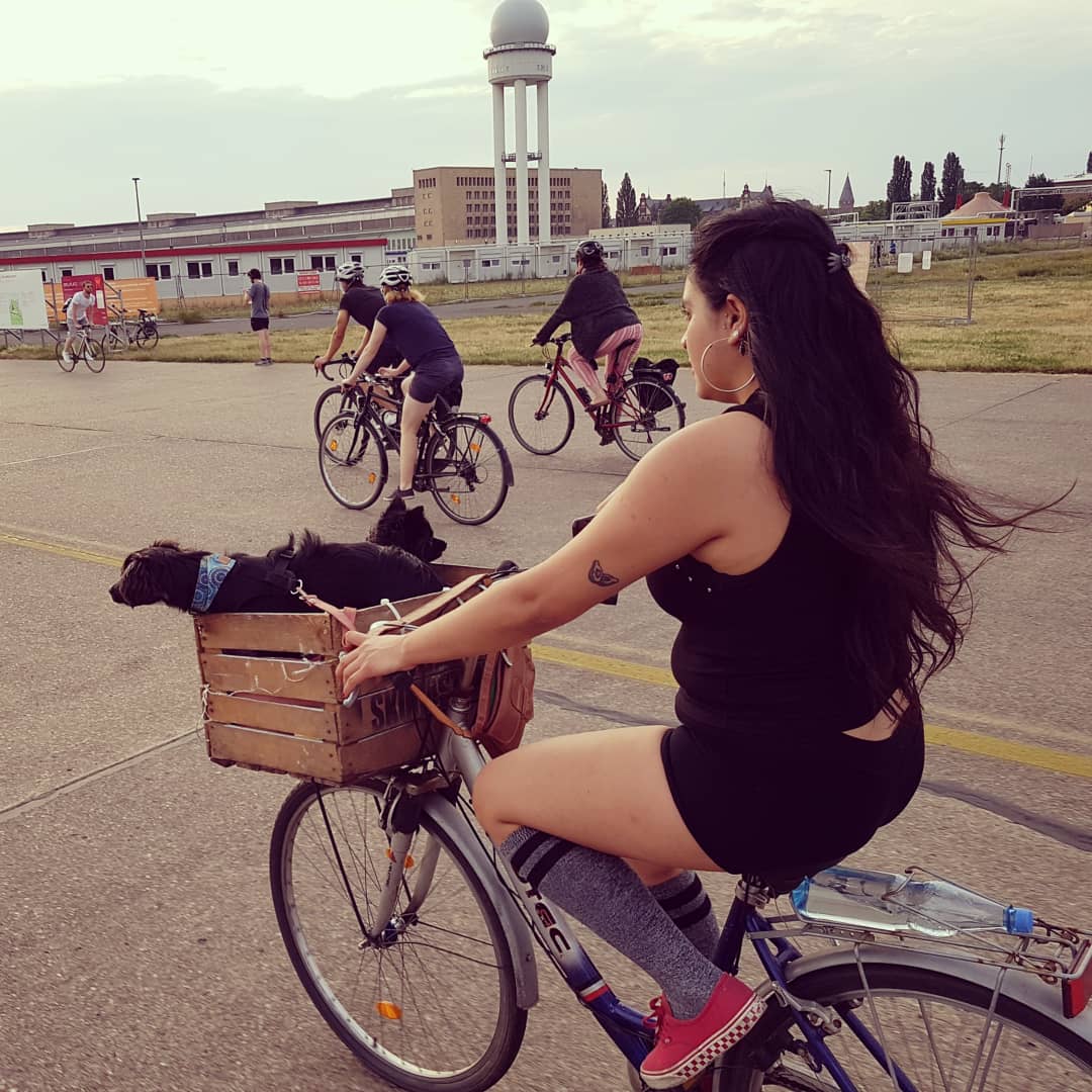 bikeygees's tweet photo. #criticalmass 🚴‍♀️💪🚴‍♀️ #criticalmassberlin #youneverridealone #TempelhoferFreiheit #TempelhoferFeld #berlin #cyclingunites #csdberlin #csdride #loveislove🏳️‍🌈 🚴‍♀️💜 #LgbtqiRightsarehumanrights #loveislove🌈 https://t.co/M84ci1tWGR