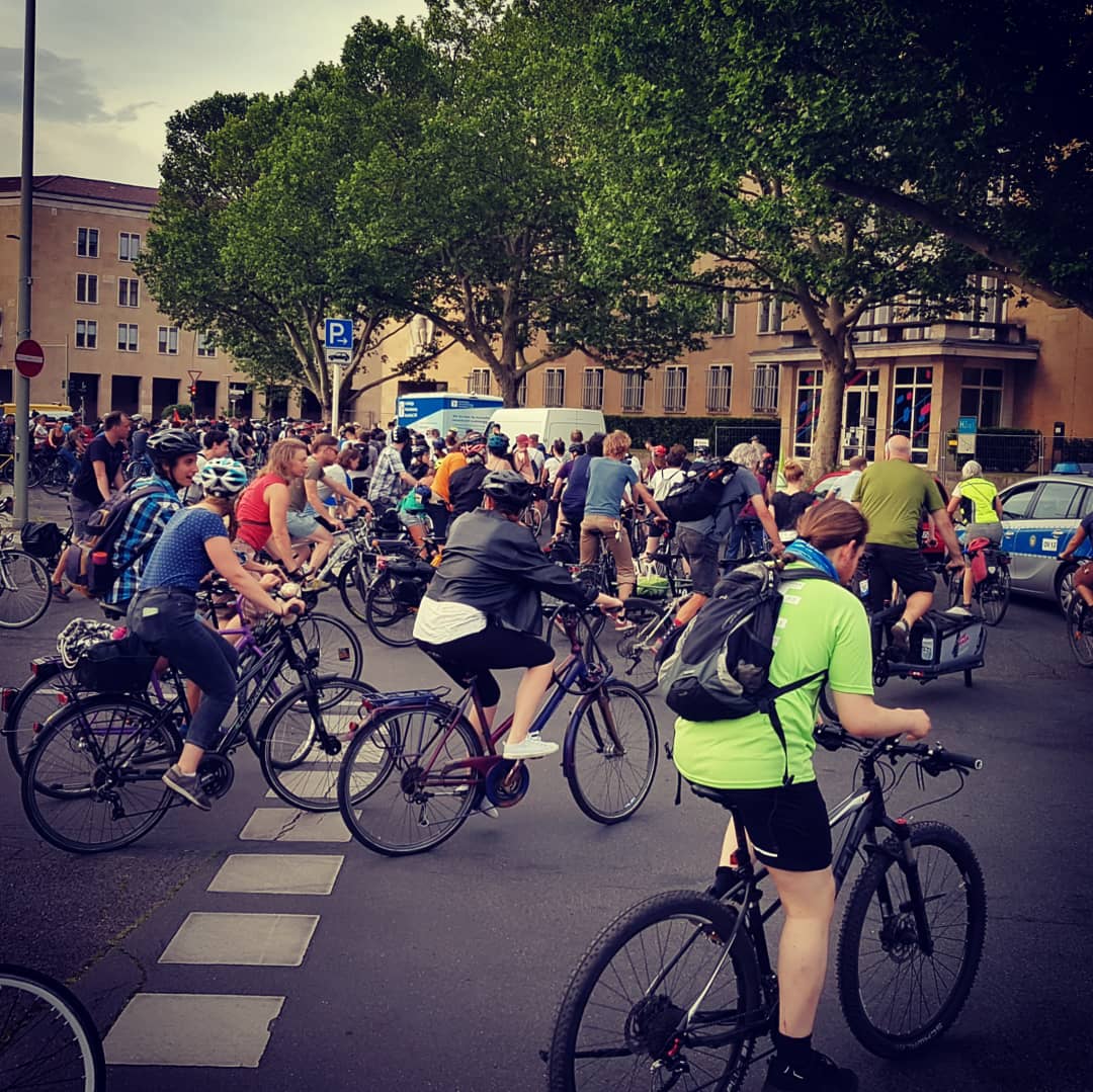 bikeygees's tweet photo. #criticalmass 🚴‍♀️💪🚴‍♀️ #criticalmassberlin #youneverridealone #TempelhoferFreiheit #TempelhoferFeld #berlin #cyclingunites #csdberlin #csdride #loveislove🏳️‍🌈 🚴‍♀️💜 #LgbtqiRightsarehumanrights #loveislove🌈 https://t.co/M84ci1tWGR