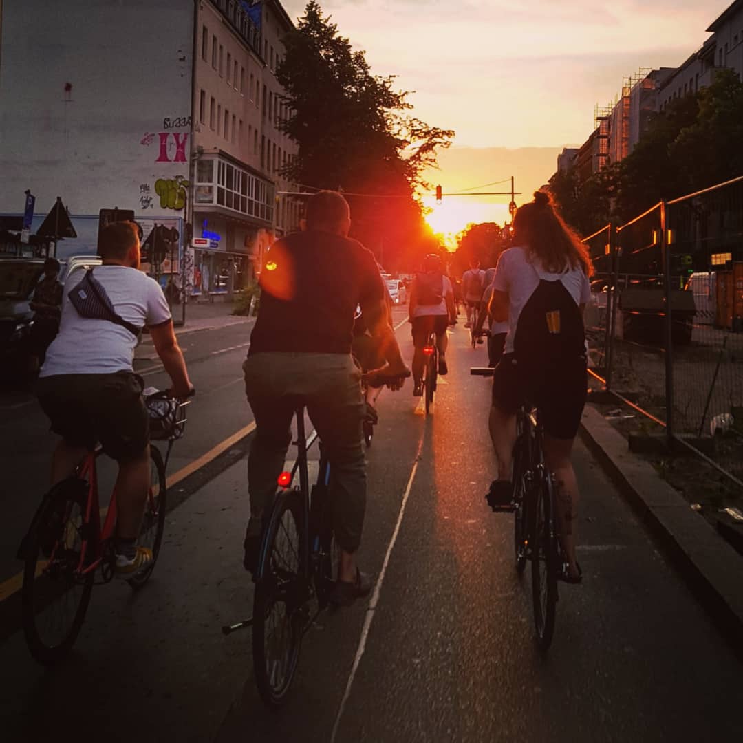 bikeygees's tweet photo. #criticalmass 🚴‍♀️💪🚴‍♀️ #criticalmassberlin #youneverridealone #TempelhoferFreiheit #TempelhoferFeld #berlin #cyclingunites #csdberlin #csdride #loveislove🏳️‍🌈 🚴‍♀️💜 #LgbtqiRightsarehumanrights #loveislove🌈 https://t.co/M84ci1tWGR