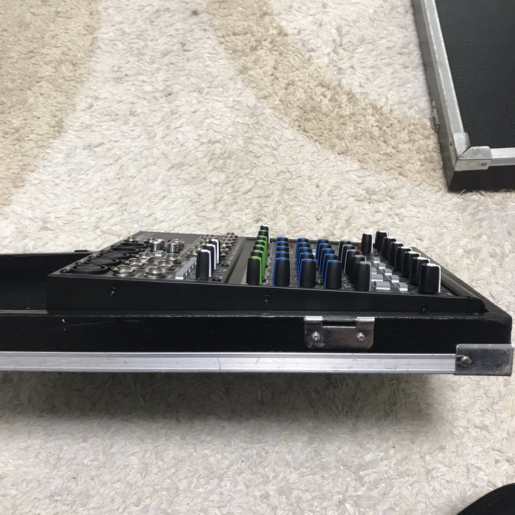 futofuto's tweet photo. イヤモニ持ち運びセットを作成。前からミニミキサー用に使っていたエフェクターケースを使って縦配置だとドンピシャ。
マジックテープで固定して完成。
ギタリストやベーシストがエフェクターケースの配置に拘る気持ちが少し分かった気がする。
#Mackie #802vlz4 #mp240 https://t.co/JgHQboflGP