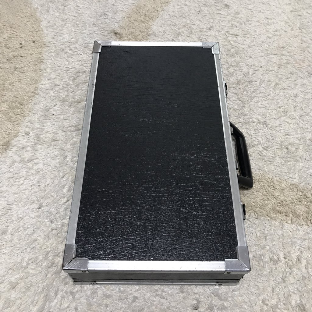 futofuto's tweet photo. イヤモニ持ち運びセットを作成。前からミニミキサー用に使っていたエフェクターケースを使って縦配置だとドンピシャ。
マジックテープで固定して完成。
ギタリストやベーシストがエフェクターケースの配置に拘る気持ちが少し分かった気がする。
#Mackie #802vlz4 #mp240 https://t.co/JgHQboflGP