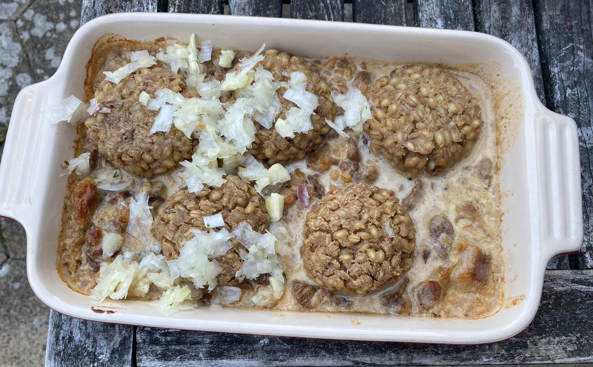 Stew of lamb. This was simple and delicious. Crumbled in a couple of barley cakes (made by daughter Tessa), which made a rich unctuous sauce. Crushed leek and garlic topping gave it an sharp edge 2/6