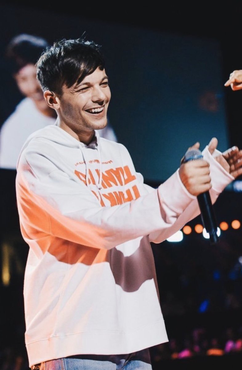 Day 2: Goodmorning  @Louis_Tomlinson sun i hope that you stay hydrated and get cuddles today Here’s my favorite pic of you because you look so adorable. Also ps. Tweeting out something randomly every couple of months doesn’t count as being active!