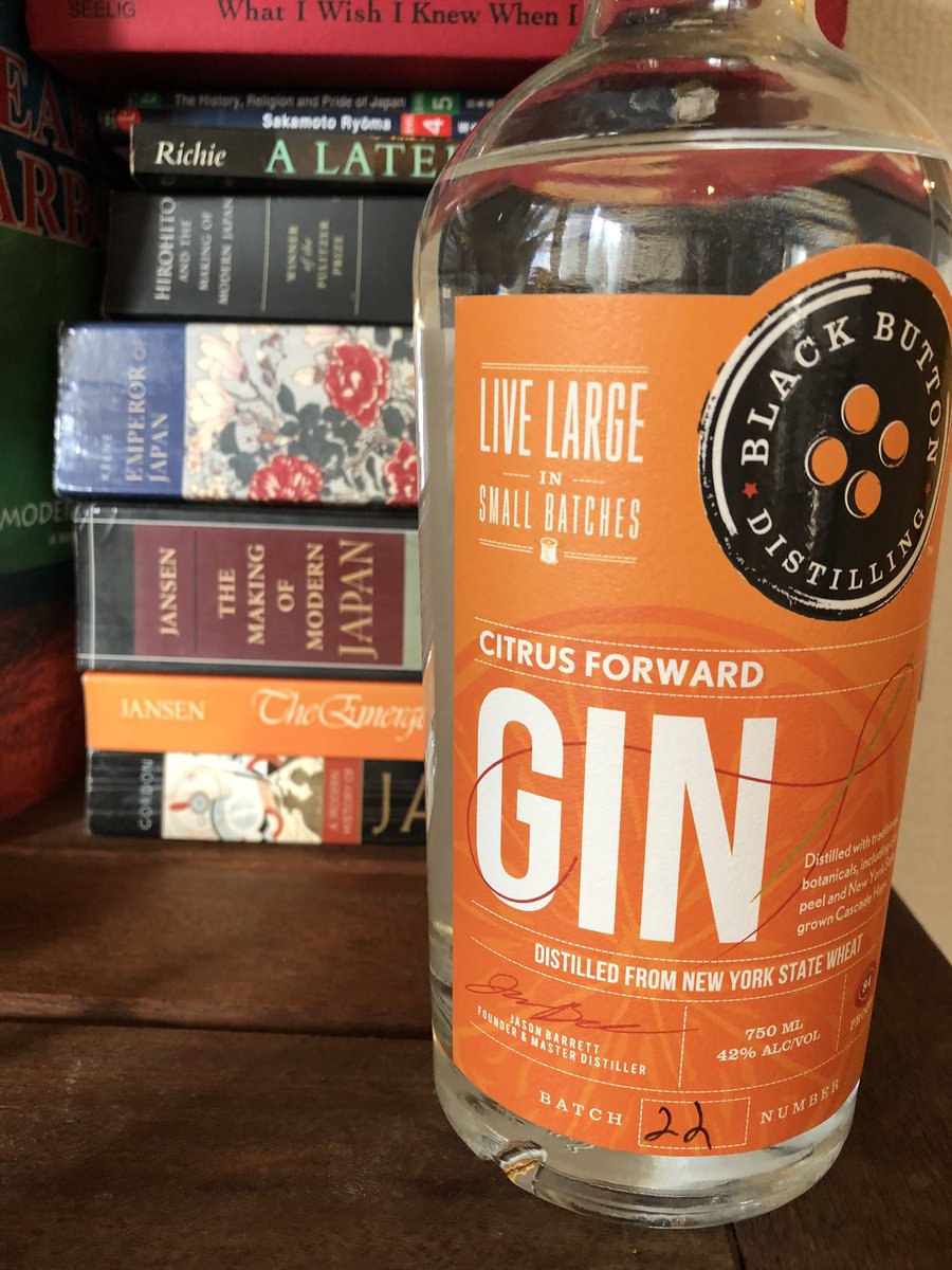 AonghasCrowe's tweet image. Aaaah, finally took home a bottle of this very fine gin. Bit pricey, but worth every yen. Thank you,  @RepourJP and cheers 🍻 

#gin #BlackButton #CraftGin #Kampai