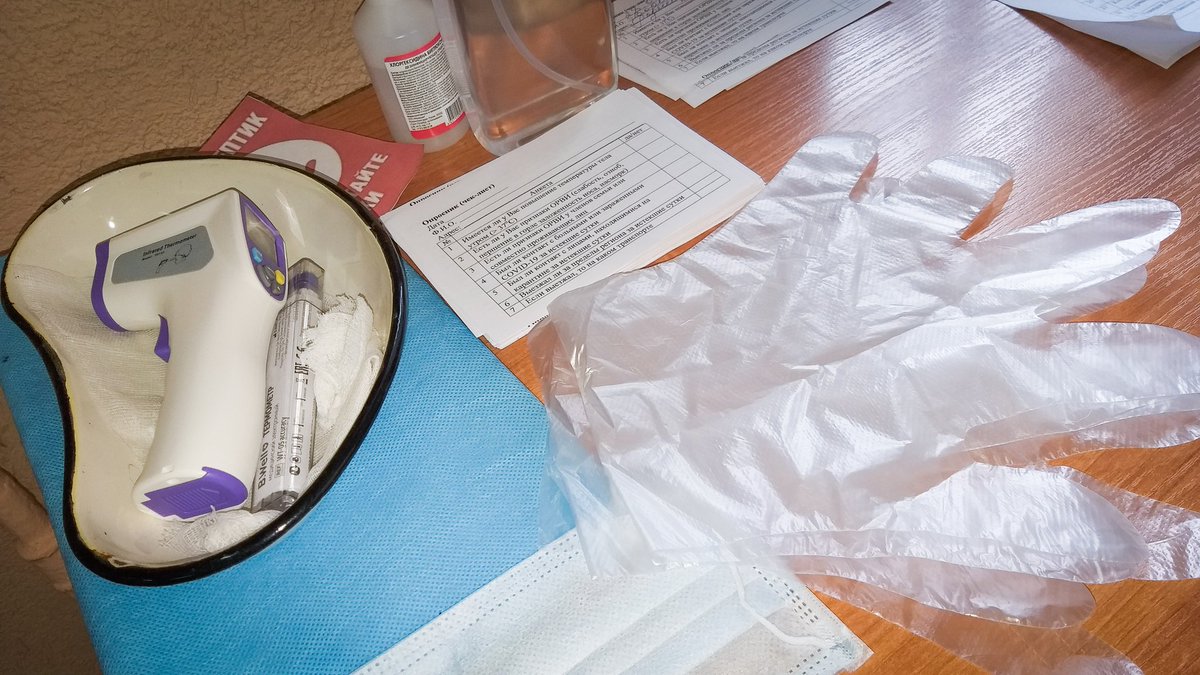 Продолжается досрочное голосование по поправкам в Конституцию России. Перед голосованием все избиратели проходят обязательное измерение температуры бесконтактным термометром,обработку рук санитайзером.Выдаются СИЗ

#всечестно #нашаКонституция #мыголосуем #наблюдатель #ОГ37