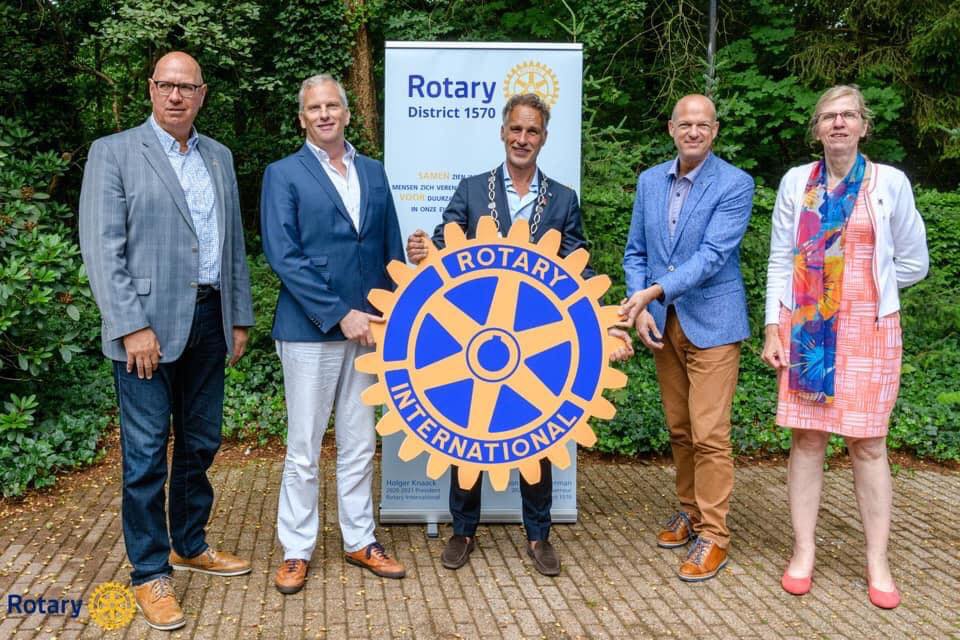 Nieuw bestuur van ons Rotary district: Aad Otto (Ter Aar, toekomstig gouverneur), Coen Hoencamp (Huizen Gooimeer, inkomend gouverneur), Ron Bolderman (Veenendaal Regio, Gouverneur), Henk Vlug (Veenendaal Regio, Secretaris) en <a href="/nelsangers/">Nel Sangers</a> (Zeist, oud gouverneur).