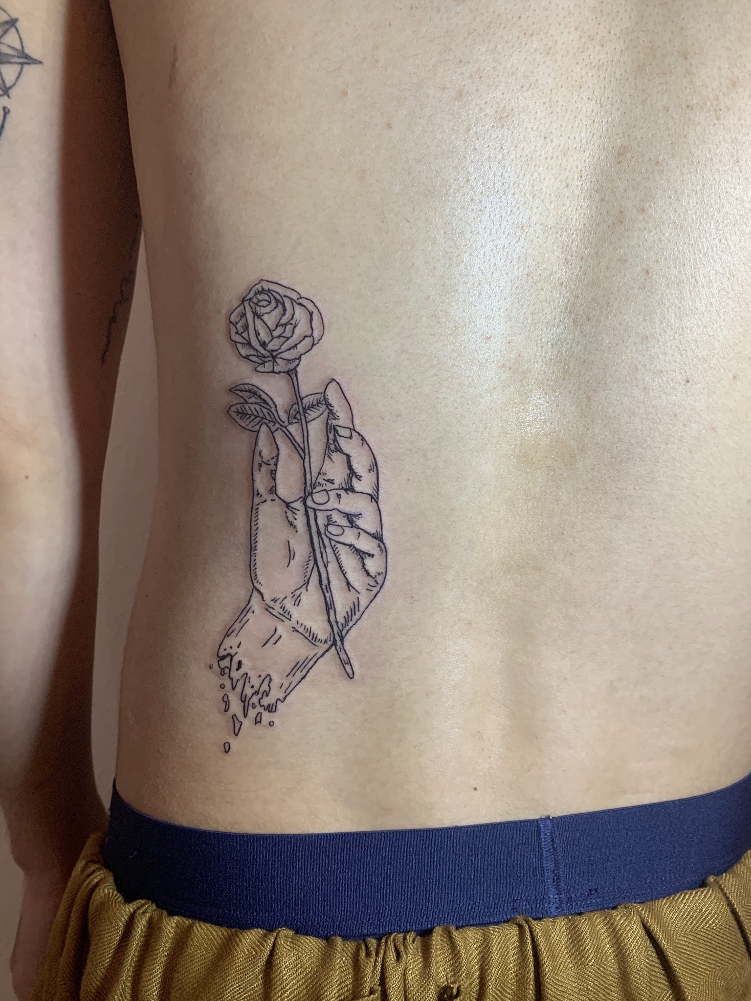 タトゥースタジオ La Perra Negra Tattoo By Aya Hand And Rose Just Line Tattoo Tokyotattoostudio 東京タトゥー Tokyotattoo Tattoojapan Japanesetattoo Japon タトゥースタジオ タトゥー渋谷 タトゥー男子 ロック バンド 原宿 渋谷