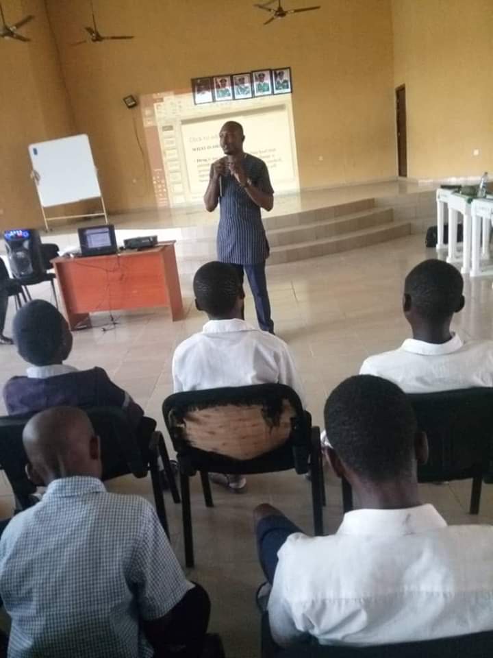 Ebiowei_KO's tweet photo. My name is Ebiowei Kelvin Obi, I am a tutor, a Digital Brand Influencer.

I am d CEO of "Book A Teen Initiative, @BookATeenIniti1", an Edu-Charity Foundation for helping students in rural areas wit FREE Textbooks &amp; other Education Materials. 

#PrayerForTacha | Kenyans | Access https://t.co/N68ASerM8W