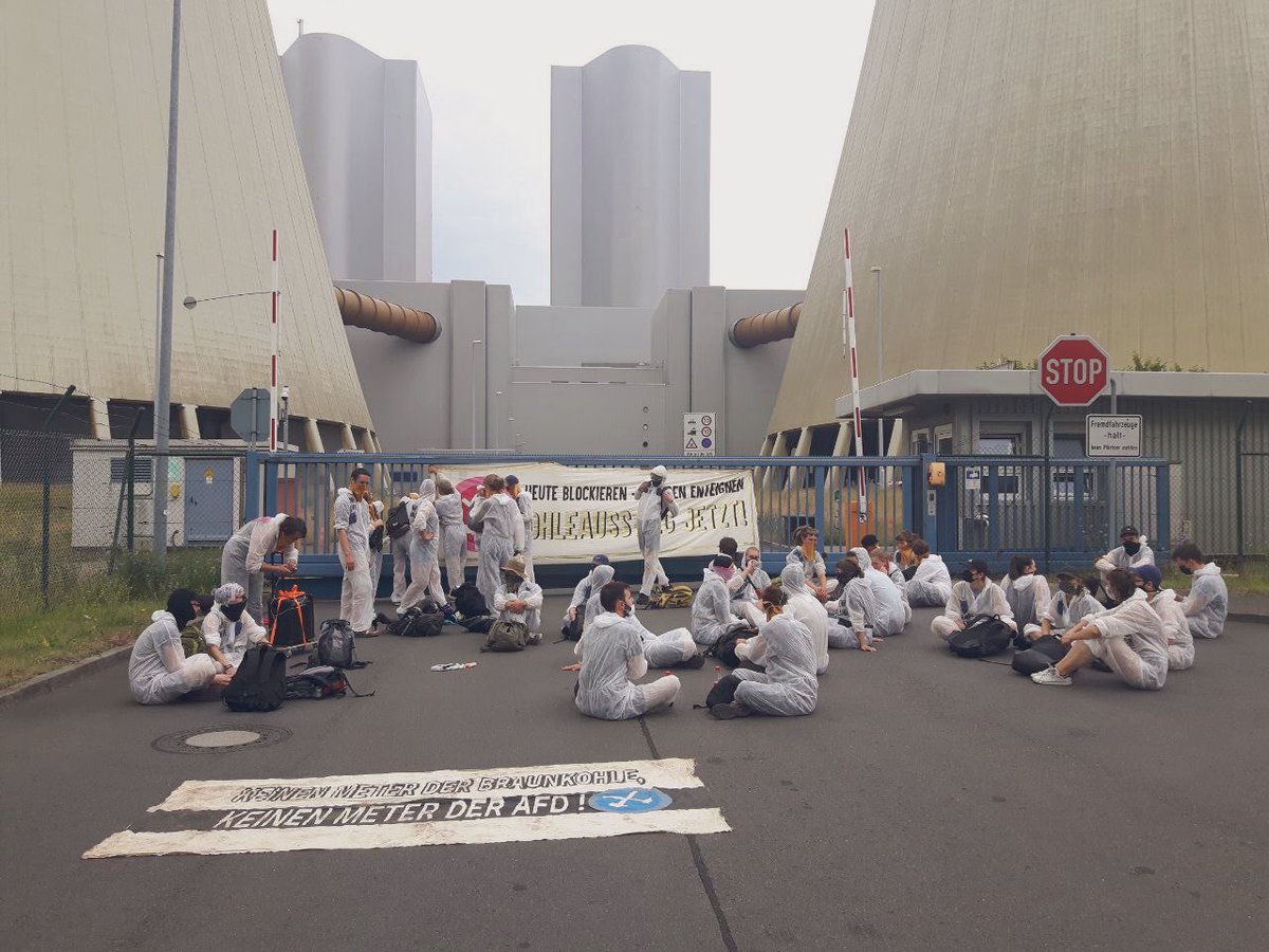 EndeGelaendeLE's tweet photo. Heute blockieren. Morgen enteignen. #Kohleausstieg jetzt.

Mit 50 Aktivist*innen blockieren wir seit einigen Minuten die Zufahrt zum Kraftwerk Lippendorf. 

#KohleEINstiegsgesetz https://t.co/a2omtwpfvS