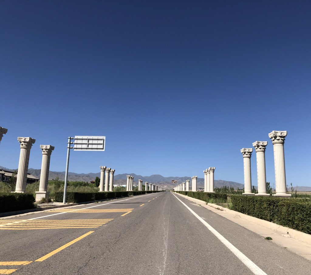 At long last I made it: a trip into the remote Gansu countryside to track down the town of Liqian 骊靬, to which is attached the strangest of stories: that it was founded by the lost legionnaires of Crassus, whose descendants still till the local countryside. Thread. 1/13