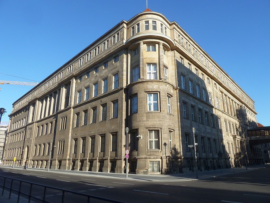 マンホール男 旧ドイツ銀行1号館 1872年に竣工した歴史的建造物です 設計を担当したのは日本でも有名な 建築家ヘルマンエンデとヴィルヘルムベックマンです 建物は戦災や増築 で外観が完成当時のものと大きく 変化してます 近代建築 Architecture