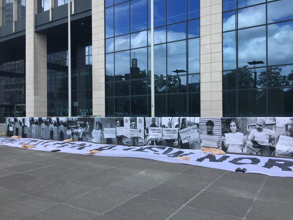 cncd111111's tweet photo. #TaxJusticeDay Des centaines de portraits devant la Tour des Finances pour réclamer plus de justice fiscale. Pour financer des services essentiels et faire face à l’endettement, il existe des mesures concrètes. Que les multinationales payent leur juste part ! #JusticeFiscale https://t.co/284gtTGGzb