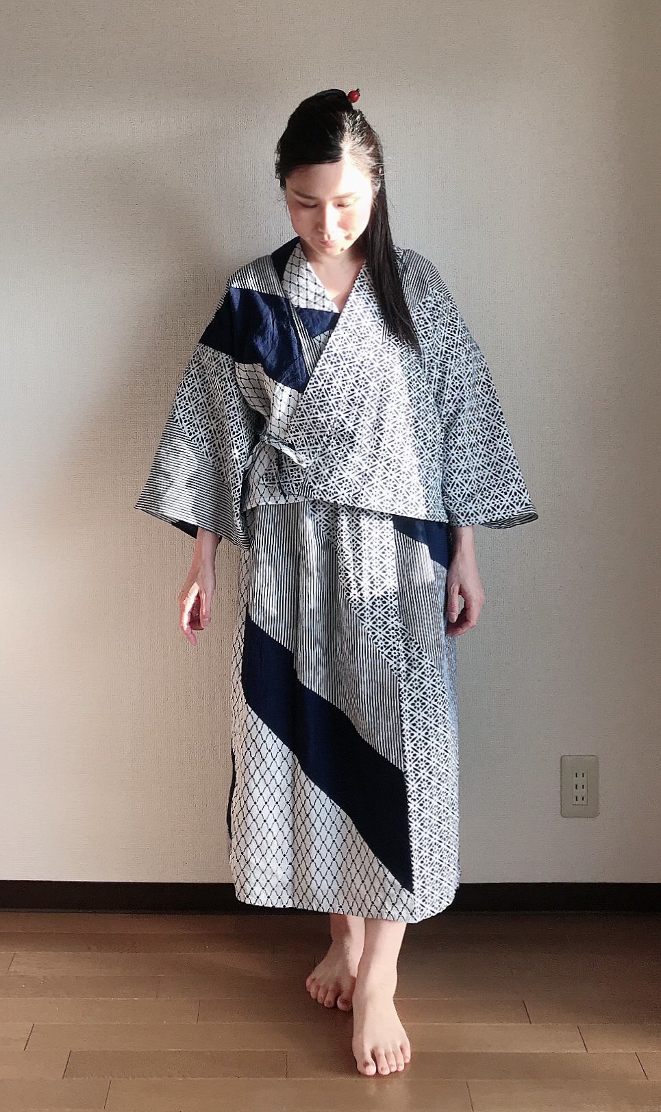 えり 着付けとデザイン業 ハナオムスビ 浴衣リメイク 構想1年 作業4時間 昨年 ふくふく市 で激安だった小さい浴衣を 部屋着にリメイク 下は簡単にウエストゴムのスカート 上は袖を短くして紐つけて 水屋着みたい感じに くったりした浴衣生地が
