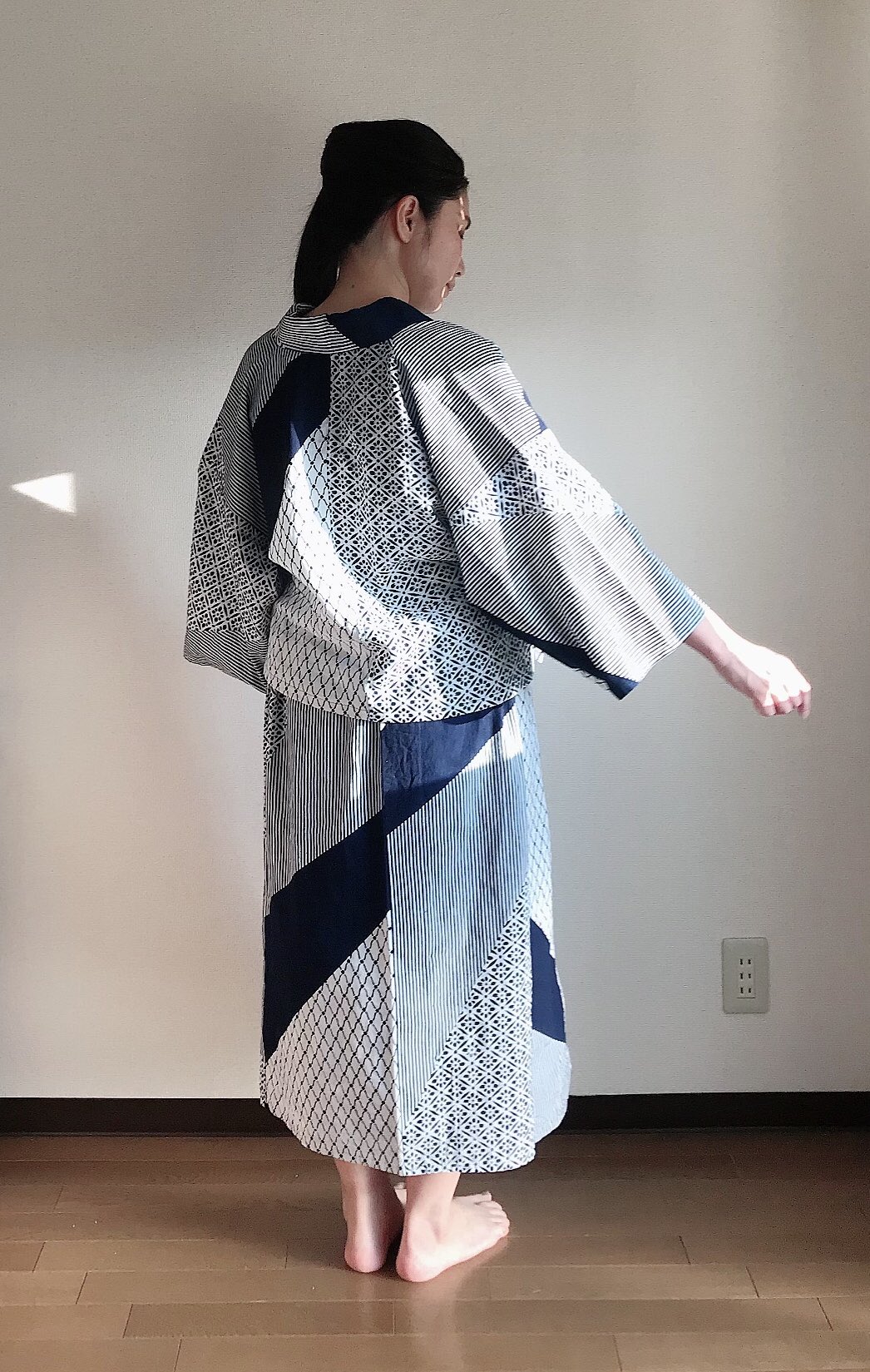 えり 着付けとデザイン業 ハナオムスビ 浴衣リメイク 構想1年 作業4時間 昨年 ふくふく市 で激安だった小さい浴衣を 部屋着にリメイク 下は簡単にウエストゴムのスカート 上は袖を短くして紐つけて 水屋着みたい感じに くったりした浴衣生地が