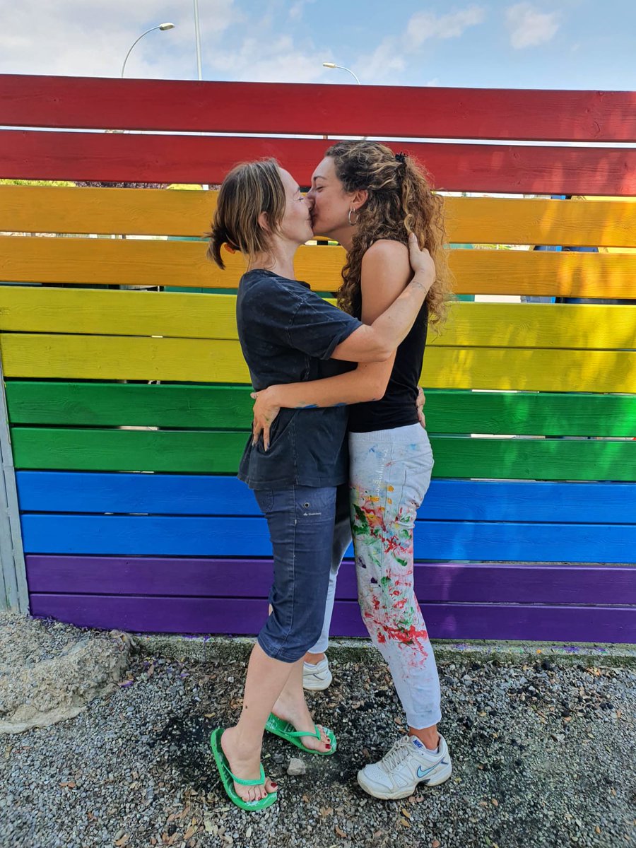 ajSantHipolit's tweet photo. 🏳️‍🌈 Les regidores d'Igualtat i Educació, @BoixedaMarta i @lauraojeeda, també participen del dia internacional de l'orgull LGTBI amb aquesta acció reivindicativa. 

"ESTIMA COM VULGUIS!"

#Orgull #LGTBI #Sanhi 💙 https://t.co/w7J33AtHBD
